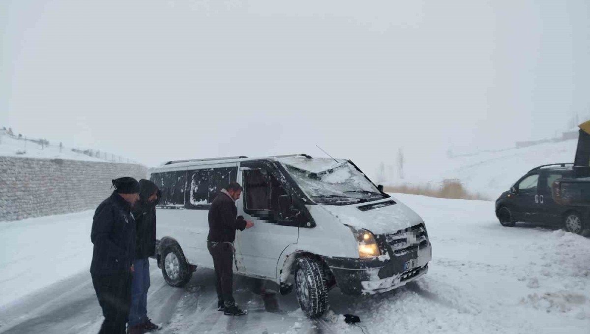 Van'da yoldan çıkan minibus kara saplandı