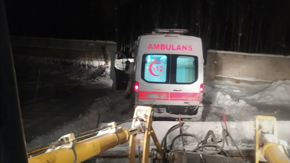 Van'da yolu kardan kapanan mahalledeki hastanın yardımına belediye yetişti