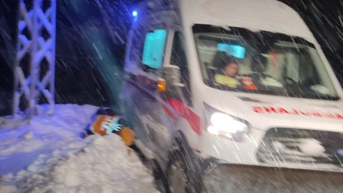 Van'da yolu kardan kapanan mahalledeki hastanın yardımına ekipler yetişti