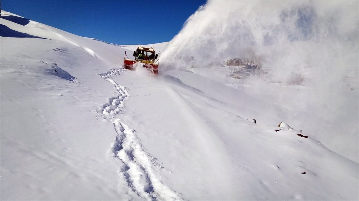 Van'da yolu kardan kapanan mahallelerdeki hastaların yardımına belediye ekipleri yetişti