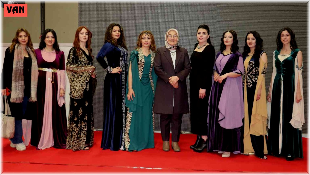 Van'da yöresel kıyafetler defilesi hayran bıraktı