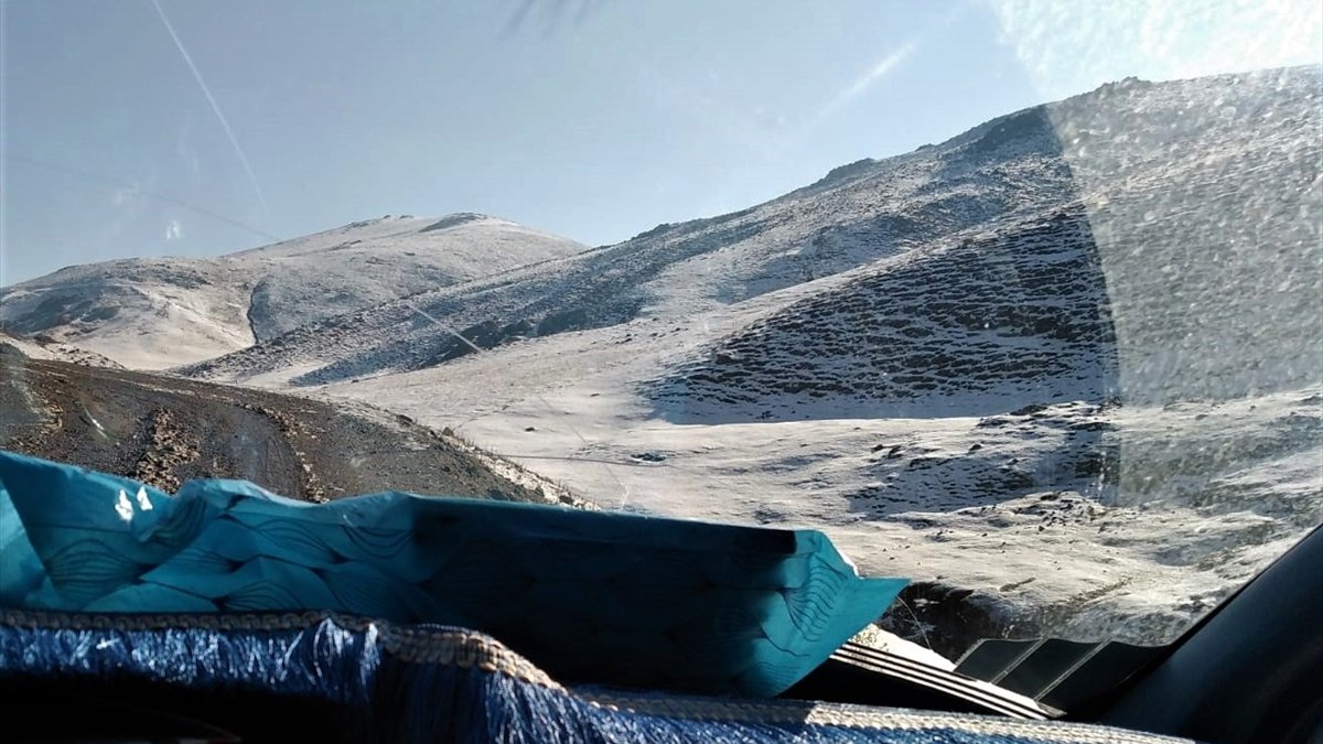 Van'da yüksek kesimlere kar yağdı