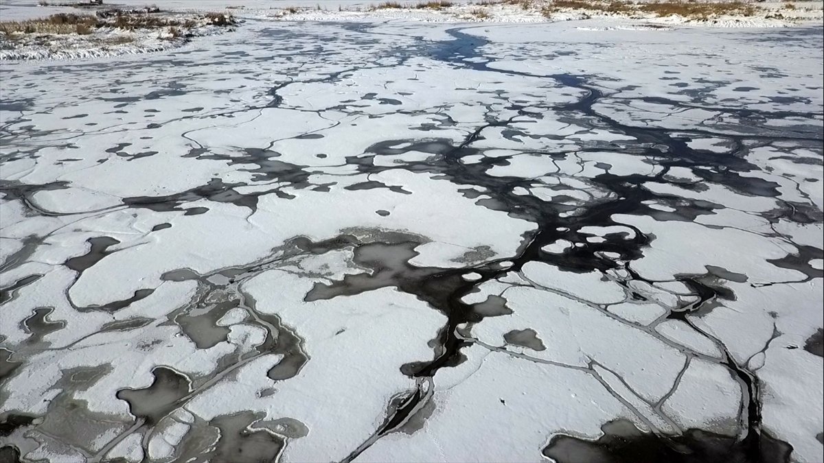 Van'da yüzeyi buz tutan göl, güzel görüntüler oluşturdu
