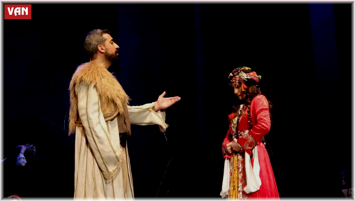 Van'da yüzlerce kadın ilk defa tiyatro ile buluştu