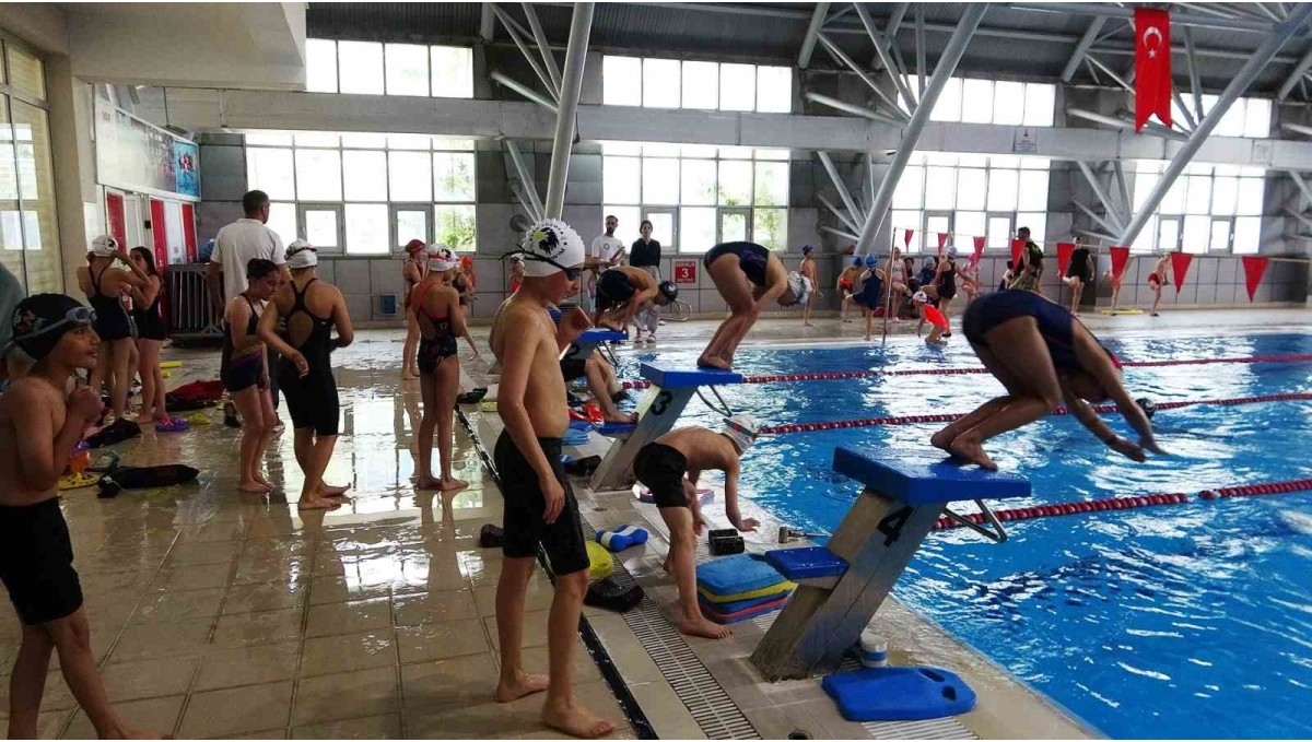 Van'da yüzme havuzuna yoğun ilgi