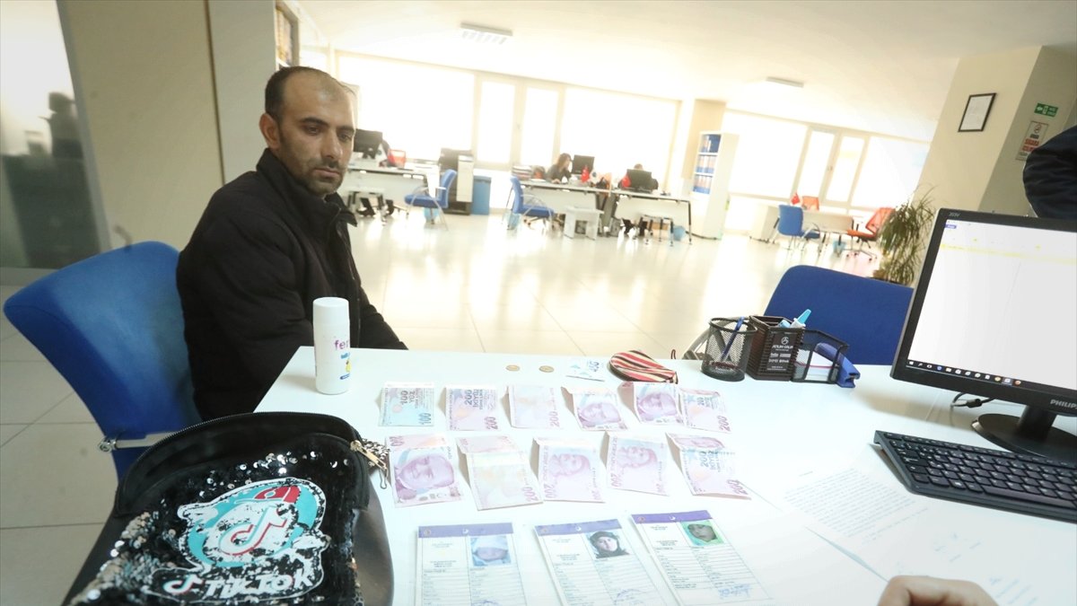 Van'da zabıta ekiplerinin bulduğu çanta ve para sahibine teslim edildi