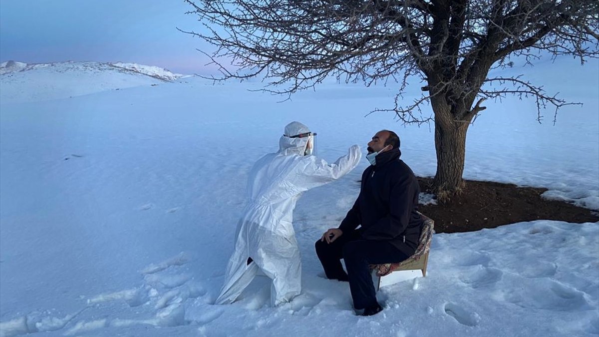 Van'da zorlu kış şartlarına rağmen aşı çalışmaları sürüyor