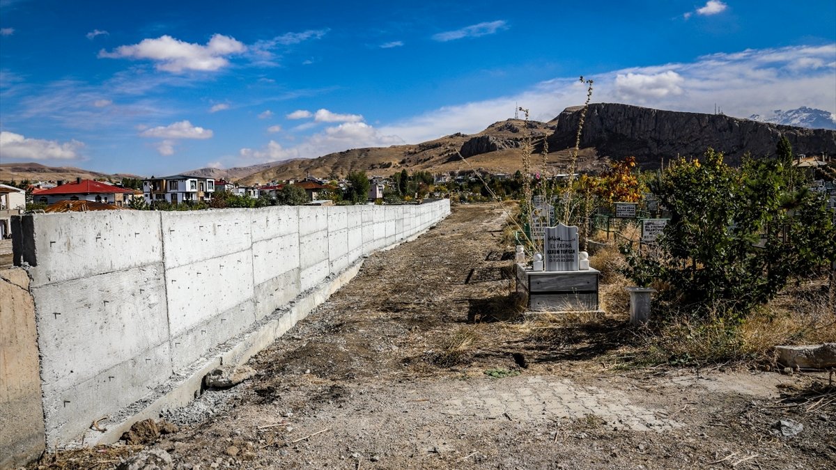 Van'daki 12 mezarlıkta bakım çalışması başlatıldı