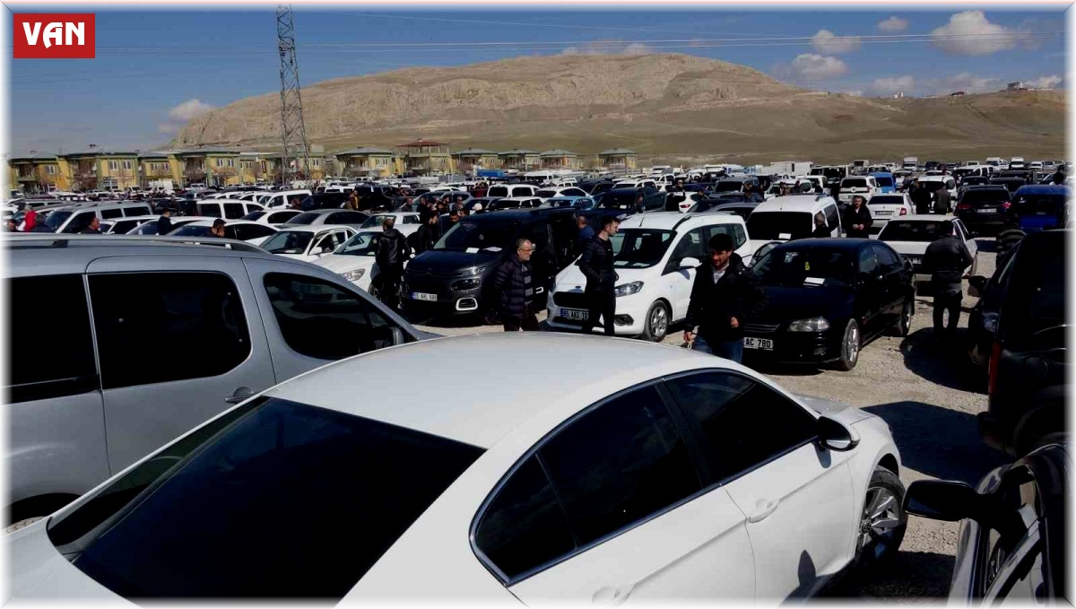 Van'daki açık oto pazarı hafta sonu doldu taştı