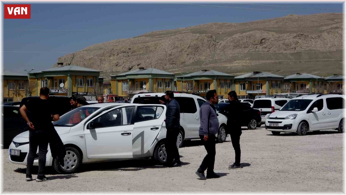 Van'daki açık oto pazarında Ramazan ayı sessizliği