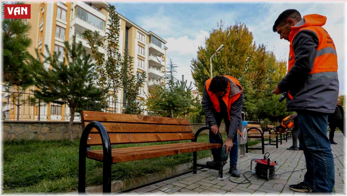 Van'daki bin 400 camiye 7 bin bank dağıtıldı