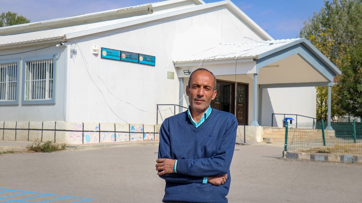 Van'daki depremde şans eseri hayatta kalanlar buruk sevinç yaşıyor