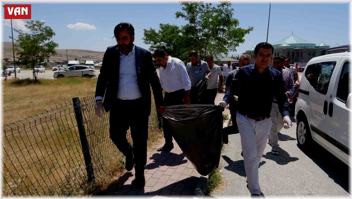 Van'daki hastane yöneticileri çevre temizliği yaptı