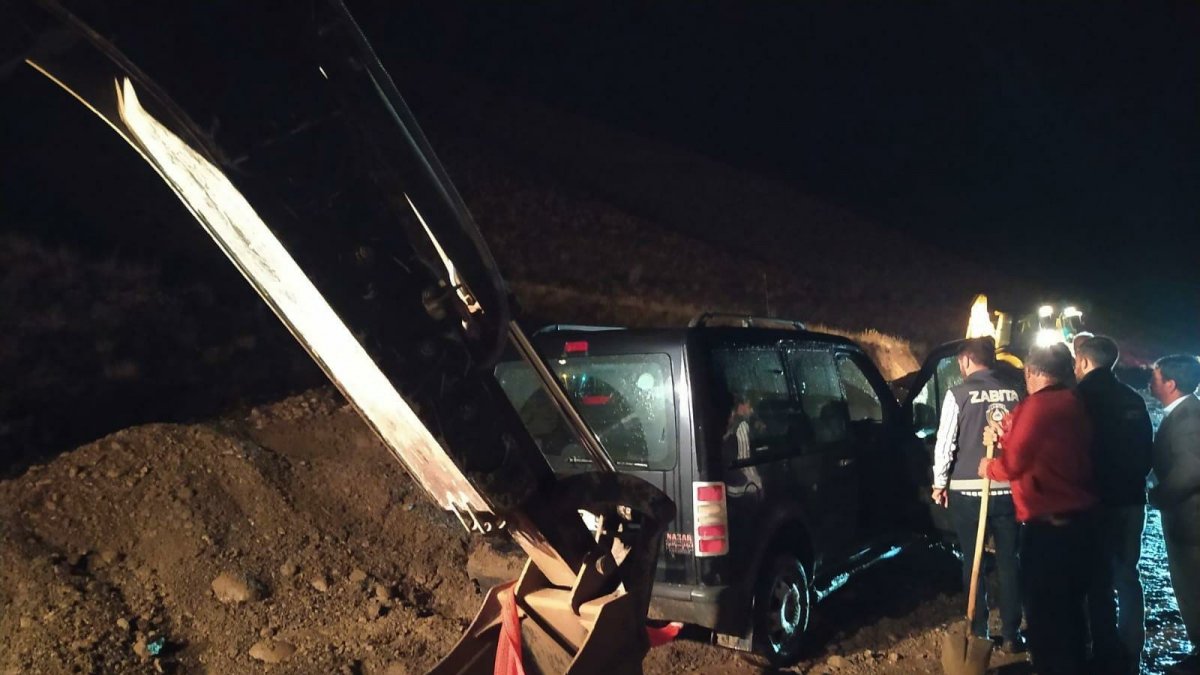 Van'daki heyelanda araçta mahsur kalan 2 kişi kurtarıldı