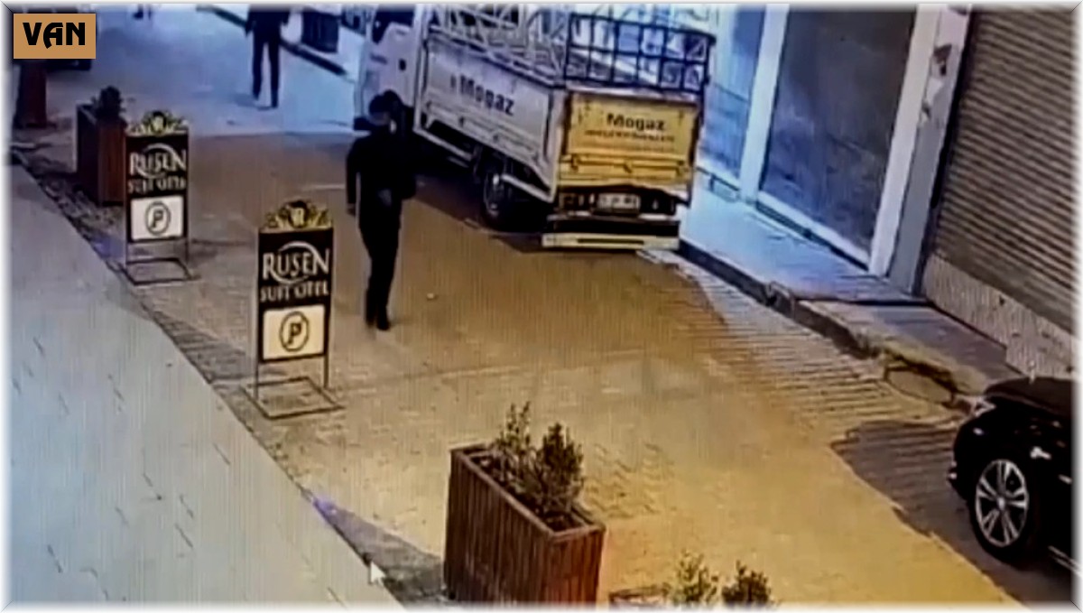 Van'daki kapkaç ve hırsızlık olayı kameralara takıldı