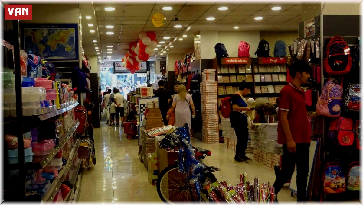 Van'daki kırtasiyelerde okul alışverişi hareketliliği