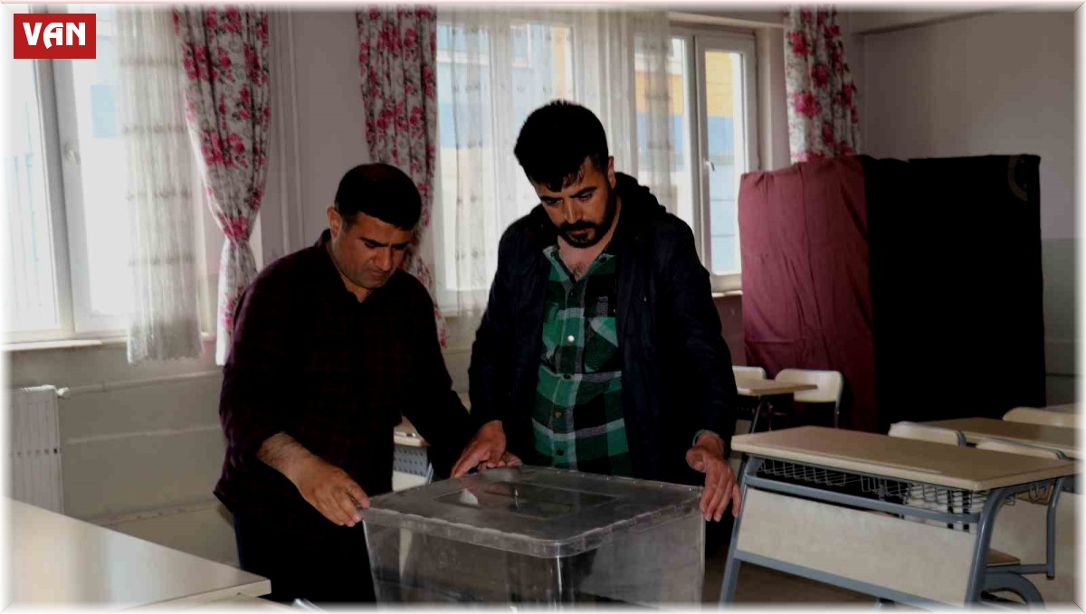 Van'daki okullarda sandıklar kuruldu