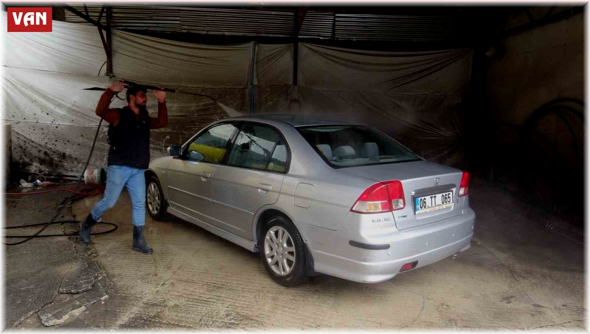 Van'daki oto yıkamacılarda çamur yoğunluğu