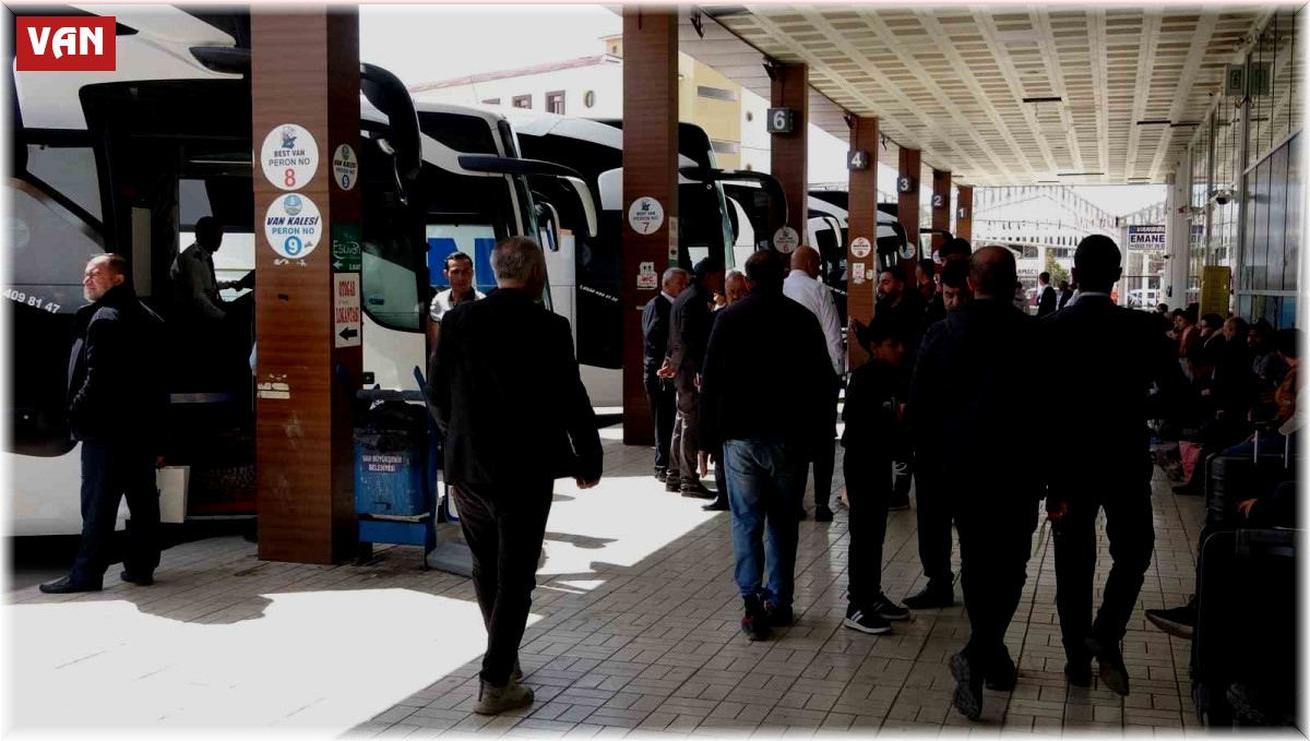 Van'daki otogarda bayram yoğunluğu başladı