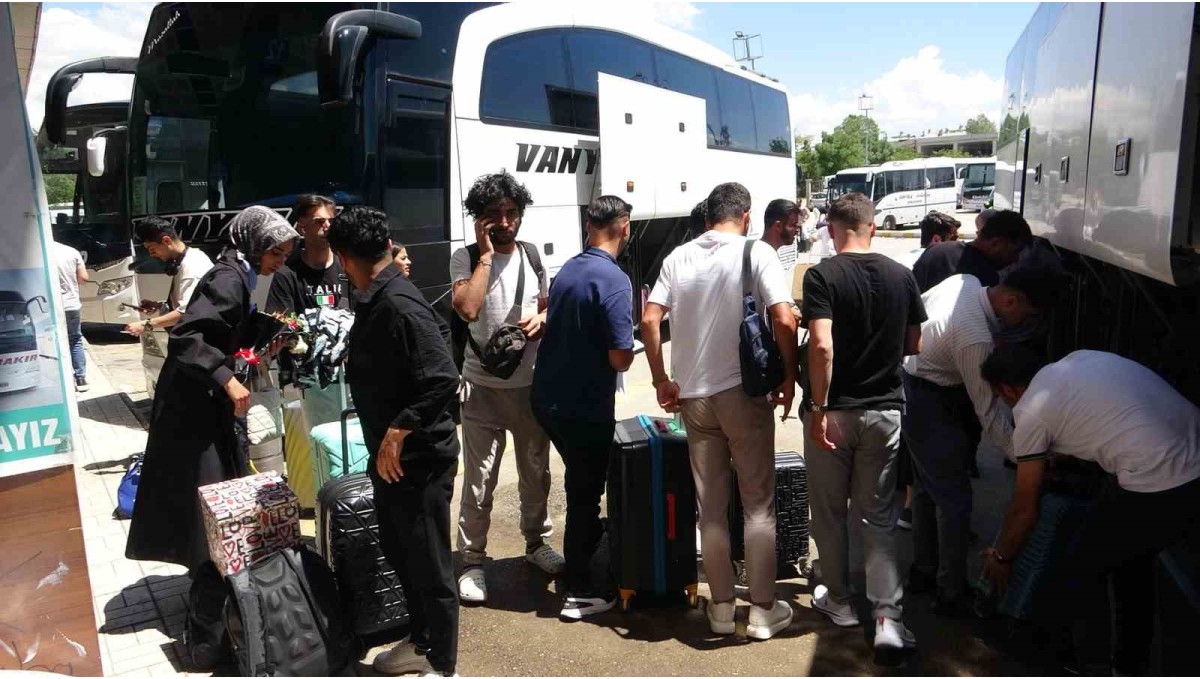 Van'daki otogarda bayram yoğunluğu başladı