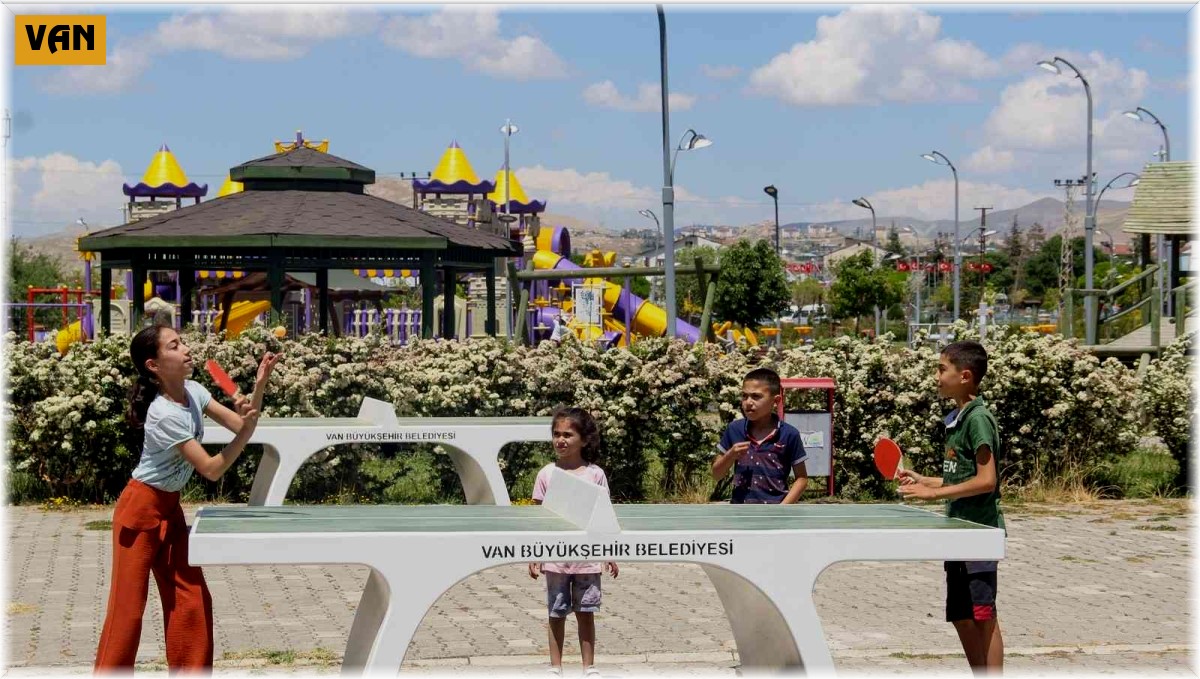Van'daki parklara masa tenisi ve satranç masaları kurdu