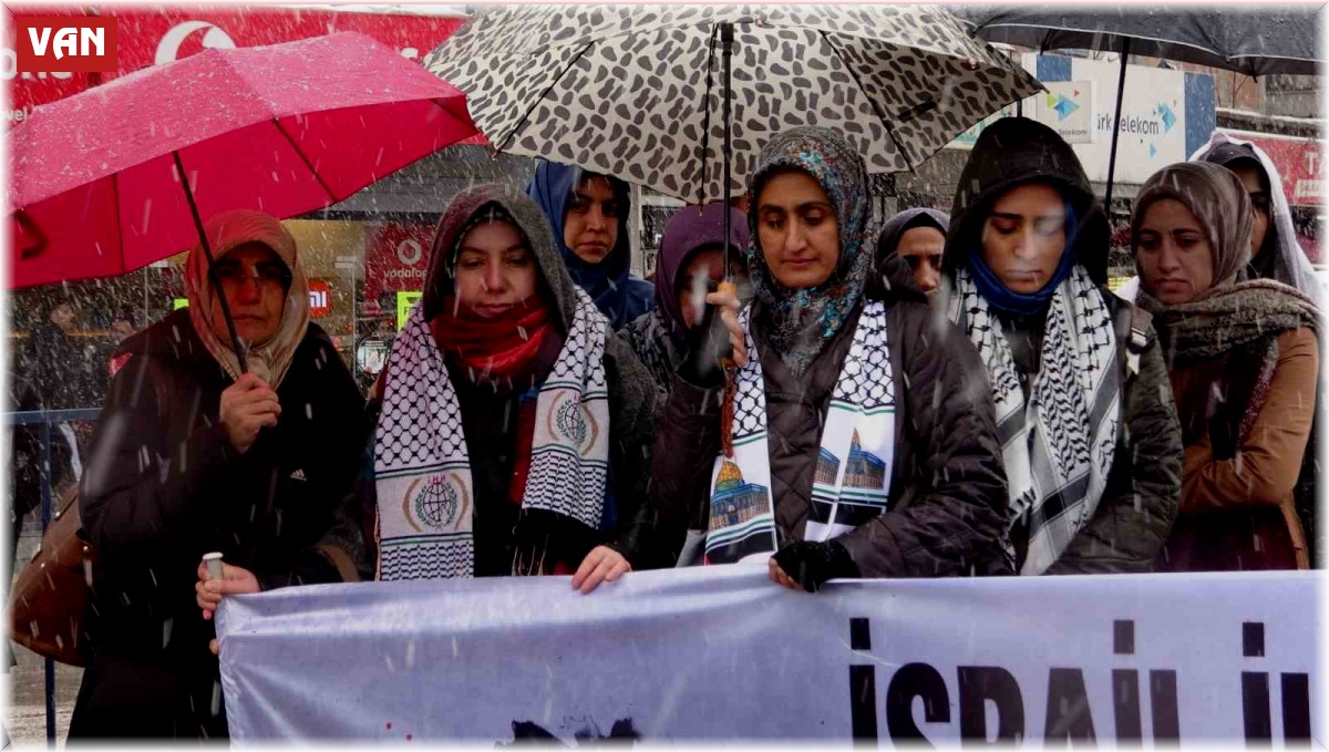 Van'daki sağlık çalışanlarından kar yağışı altında Gazze için 'sessiz protesto'