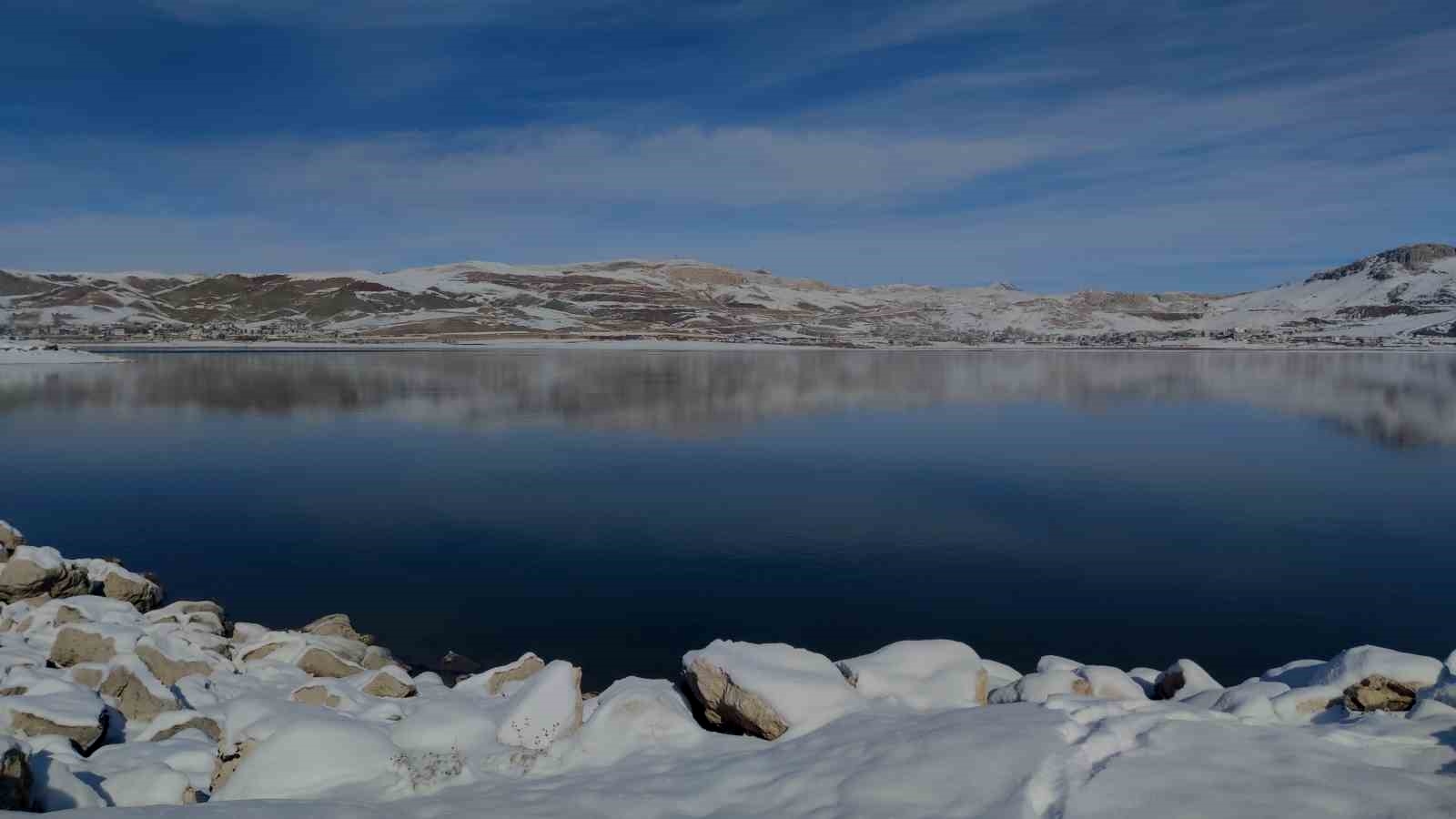 Van'daki Sıhke Göleti'nin yüzeyi kısmen dondu