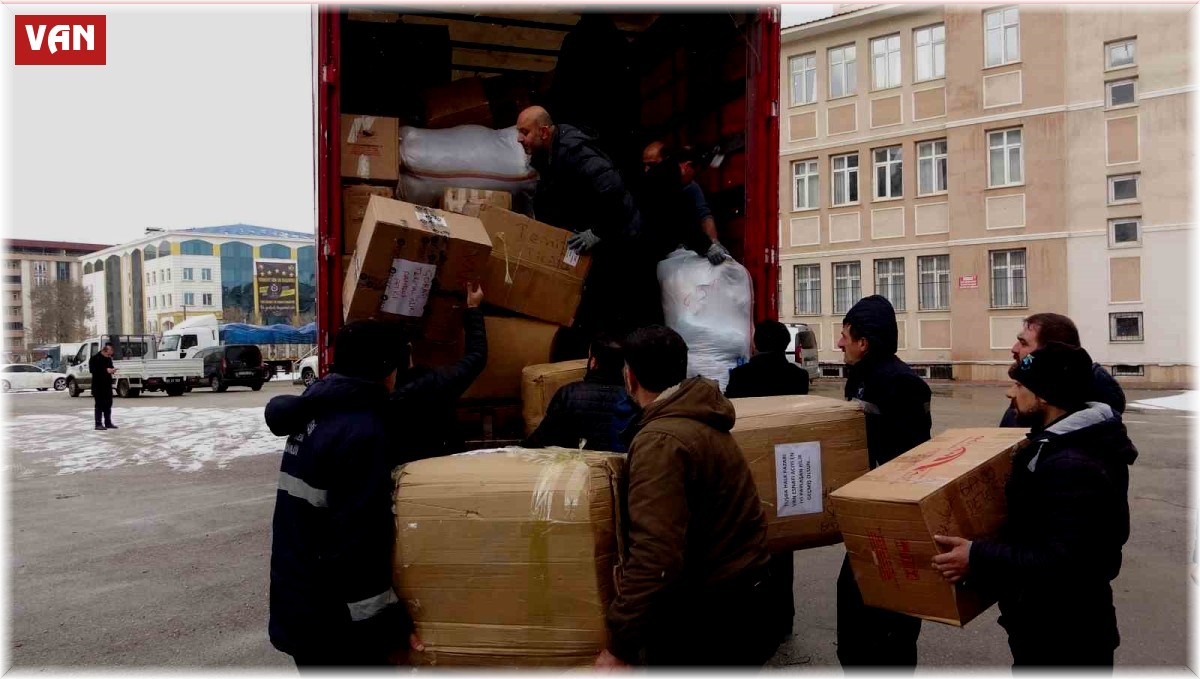 Van'dan deprem bölgesine yardım tırları hareket etti