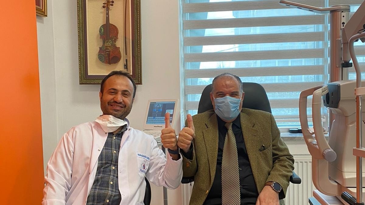 Van Defterdarı Murtaza Kamar akıllı lens ameliyatı ile gözlüklerden kurtuldu