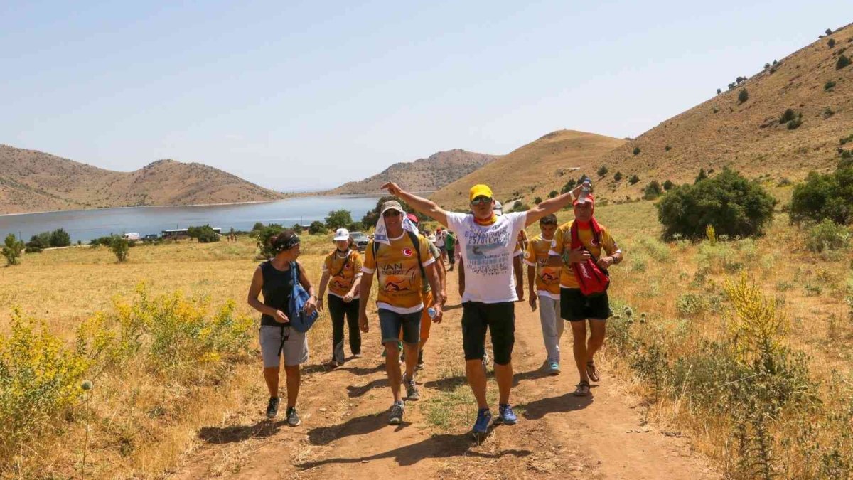 Van Denizi Yüzme Festivali renkli görüntülerle sürüyor