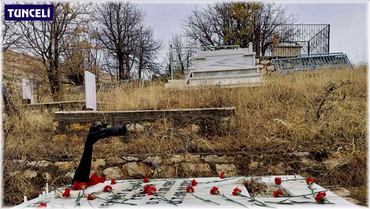 Van depreminde hayatını kaybeden Gazeteci Emir, mezarı başında anıldı