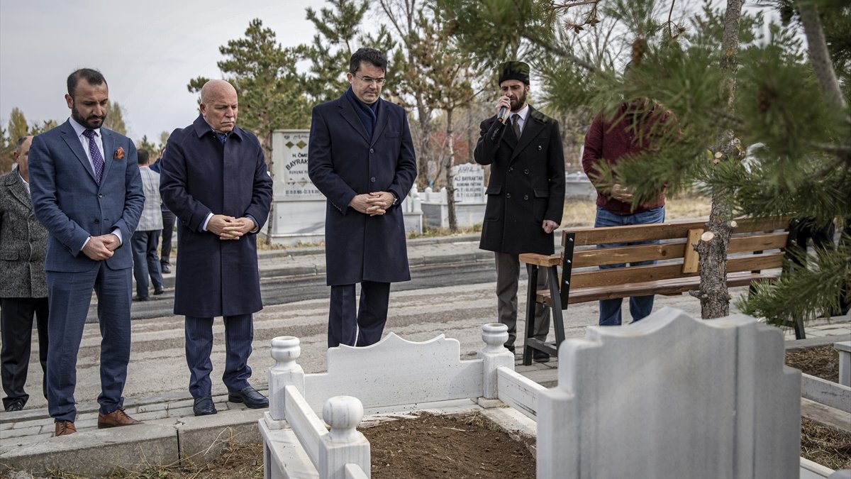 Van depreminde hayatını kaybeden gazeteci Sebahattin Yılmaz mezarı başında anıldı