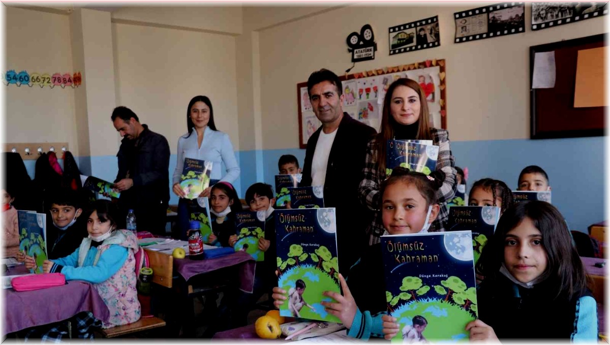 Van depreminde ölen Miyazaki için yazdığı kitabı öğrencilere dağıttı