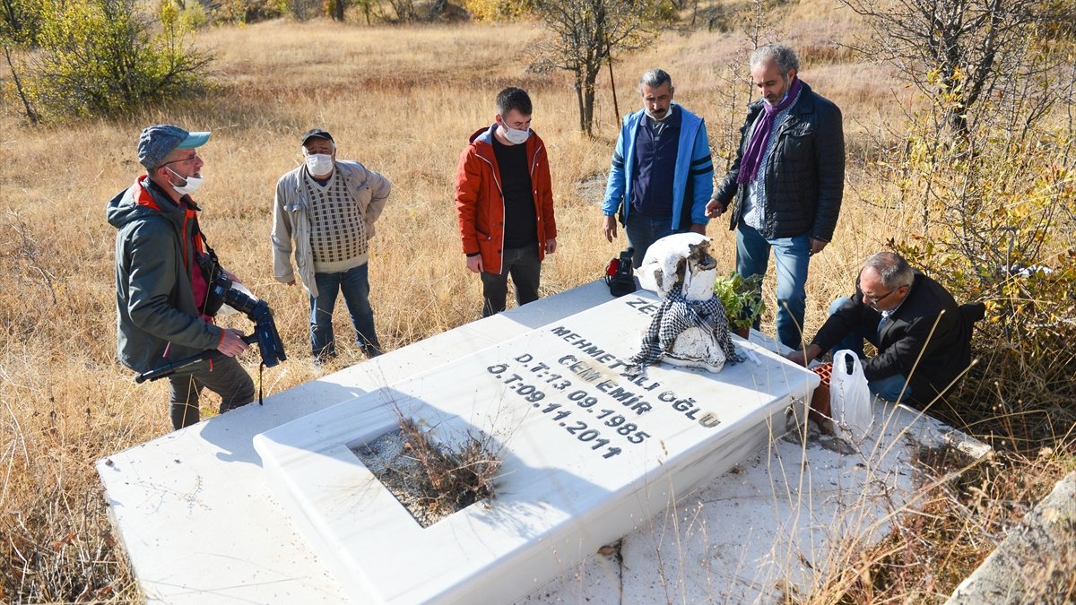 Van depreminde yaşamını yitiren gazeteci Cem Emir mezarı başında anıldı