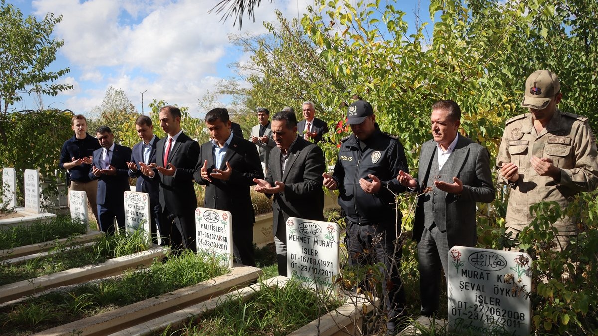 Van depreminde yaşamını yitirenler anıldı
