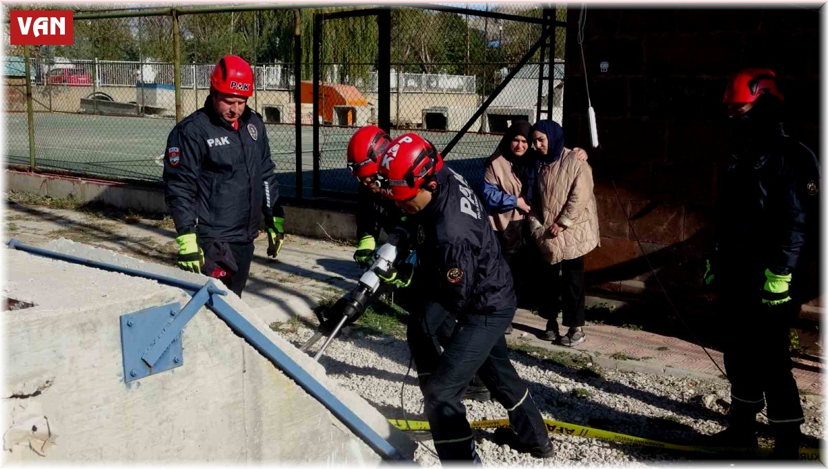 Van depreminin 13. yıl dönümünde gerçeği aratmayan tatbikat