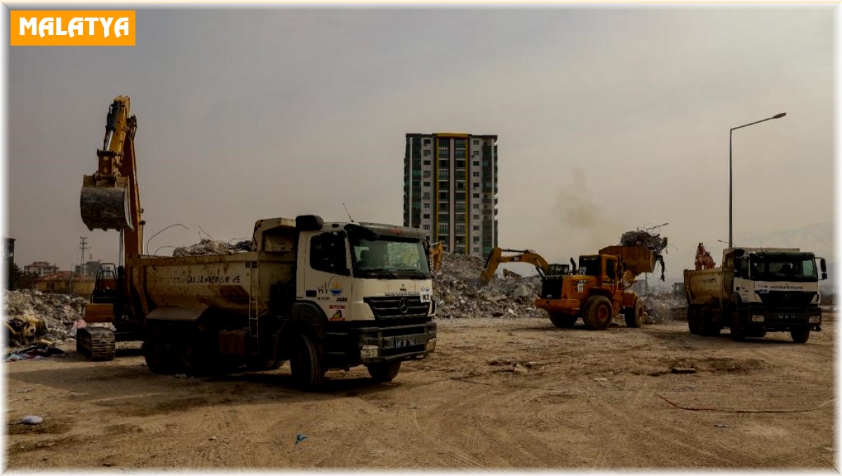 Van ekibi, Malatya'da 7 bin 300 kamyon hafriyat taşıdı