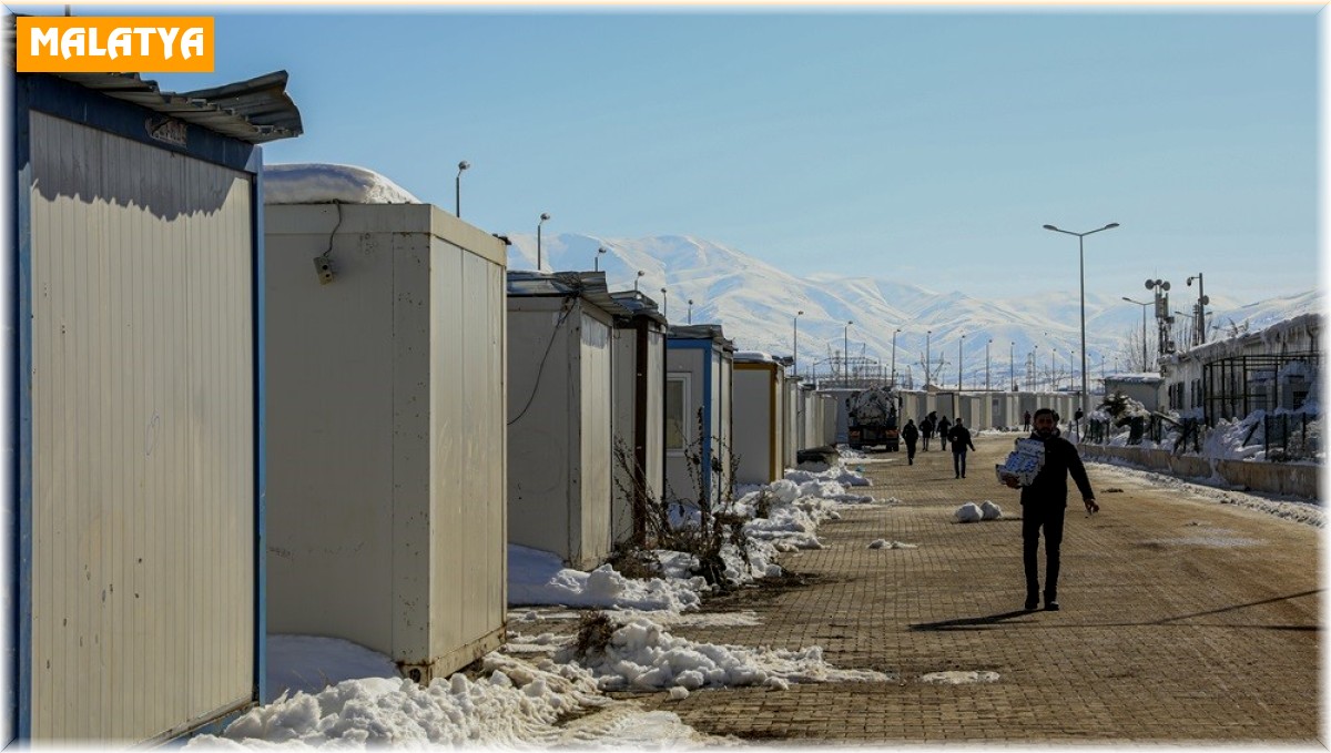 Van ekibi Malatyalı depremzedeler için konteyner kent kuruyor