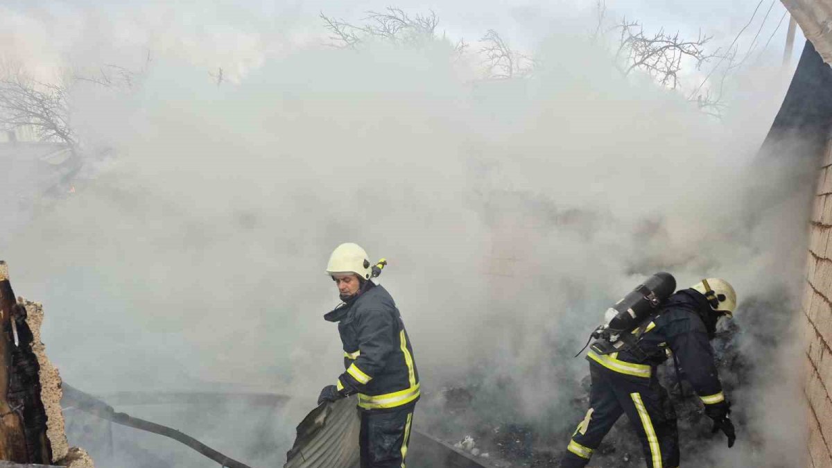 Van Erciş’te ahır ve odunluk yangını: 2 saatlik müdahaleyle söndürüldü