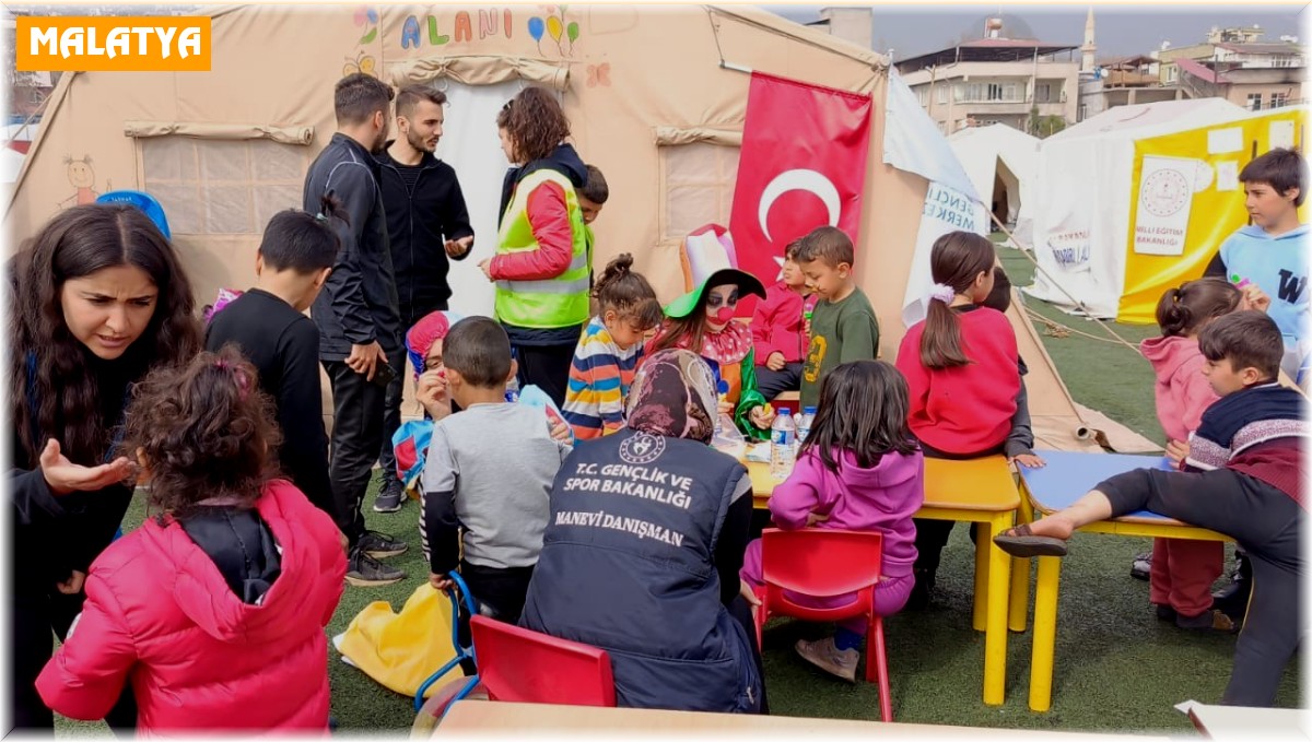 Van Gençlik ve Spor İl Müdürlüğü personeli deprem bölgesinde yaraları sarıyor