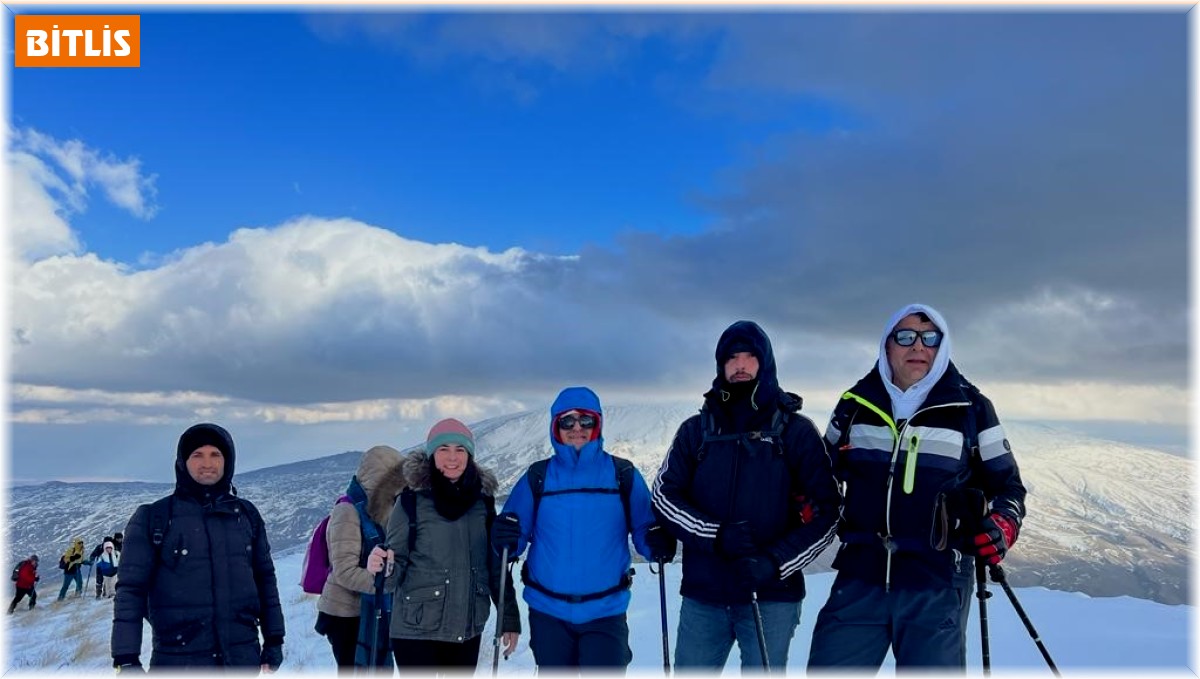 Van Gölü aktivistleri Pamuk Dağı'nda Filistin bayrağı açtı