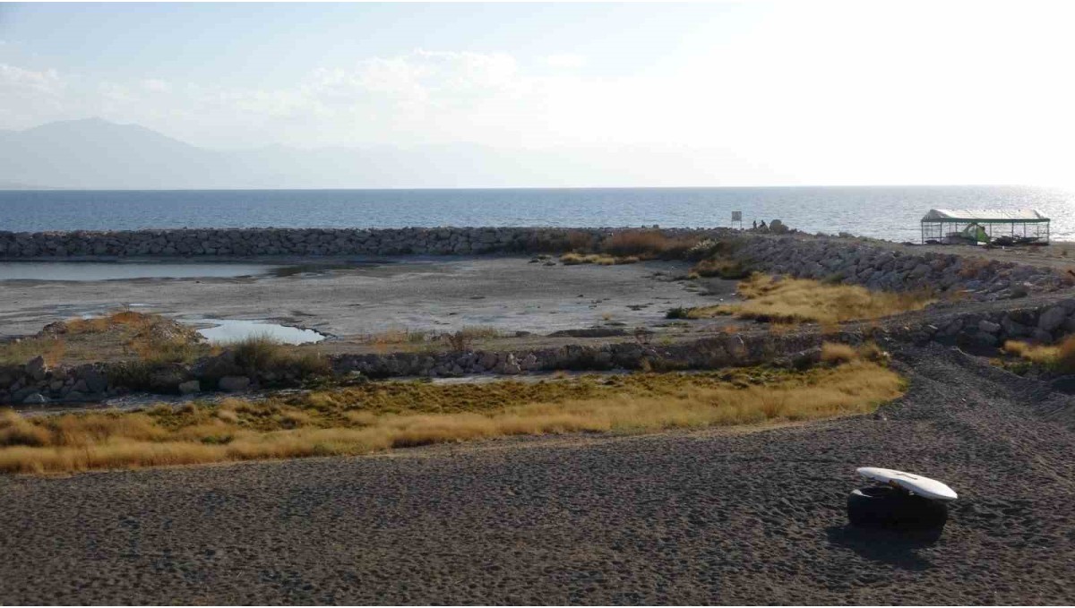 Van Gölü alarm veriyor: 3 kilometreye ulaşan çekilme gölün şeklini değiştirdi