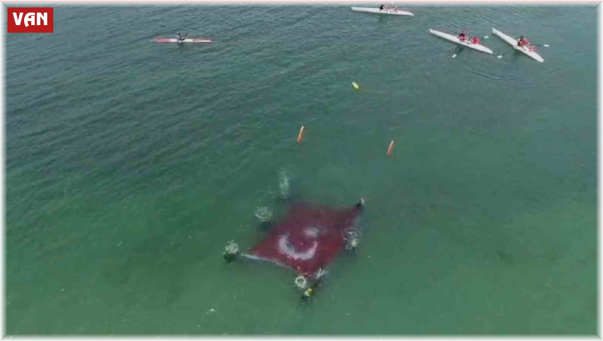 Van Gölü derinliklerinde Zafer Bayramı kutlaması