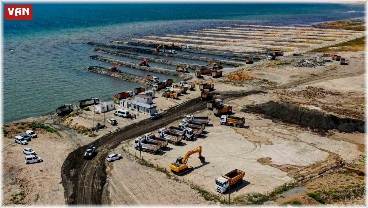 Van Gölü dip çamuru temizliğinin iki etabı tamamlandı