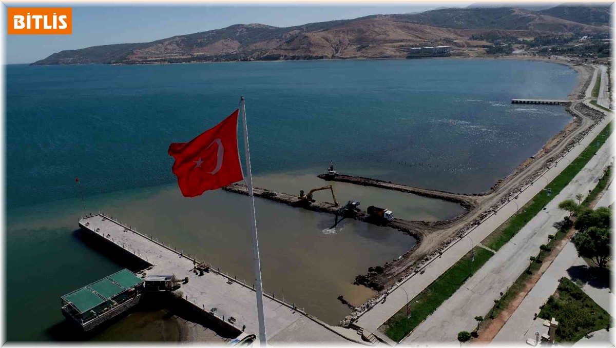 Van Gölü dip çamurundan temizleniyor