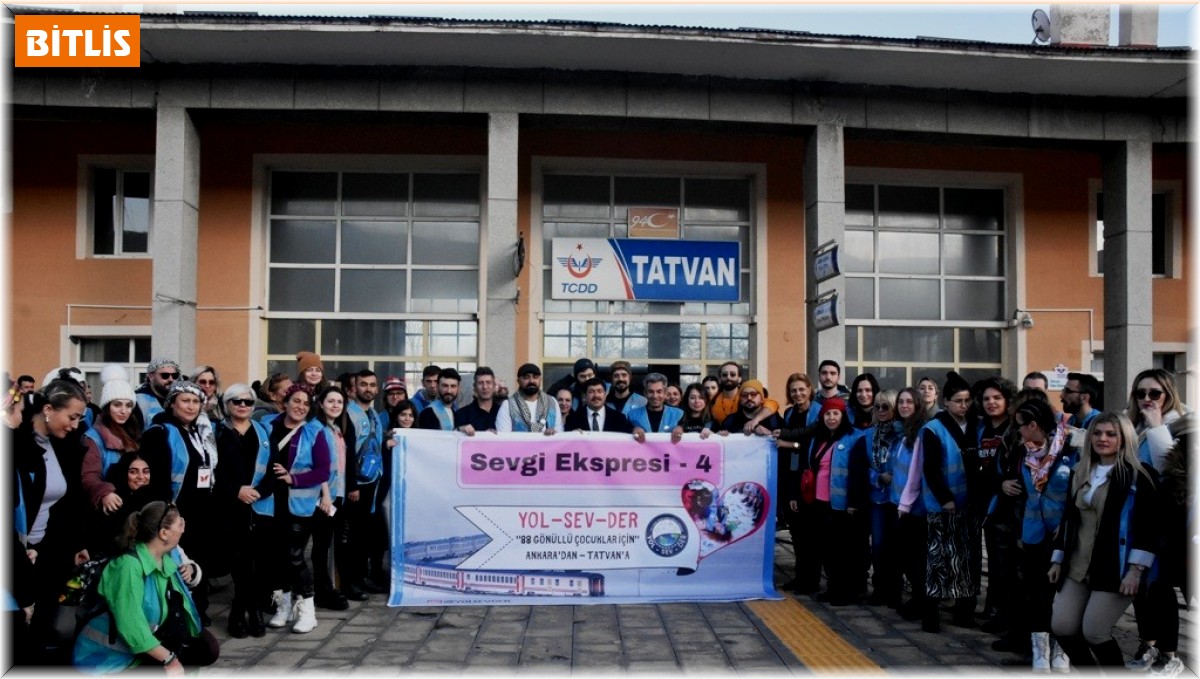 Van Gölü Ekspresi'yle gelip köy çocuklarını sevindirdiler