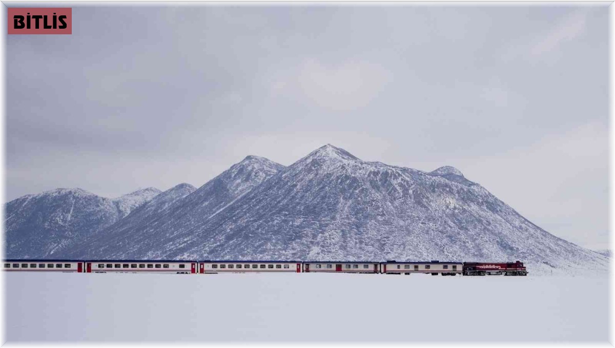 Van Gölü Ekspresinin Kirkor Dağı eteklerindeki muhteşem görüntüsü büyülüyor