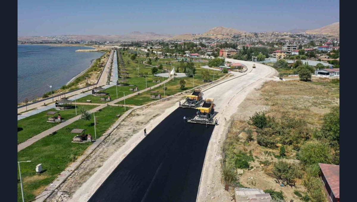 Van Gölü gerdanlığı sahil yolunda 3. etap çalışmaları devam ediyor