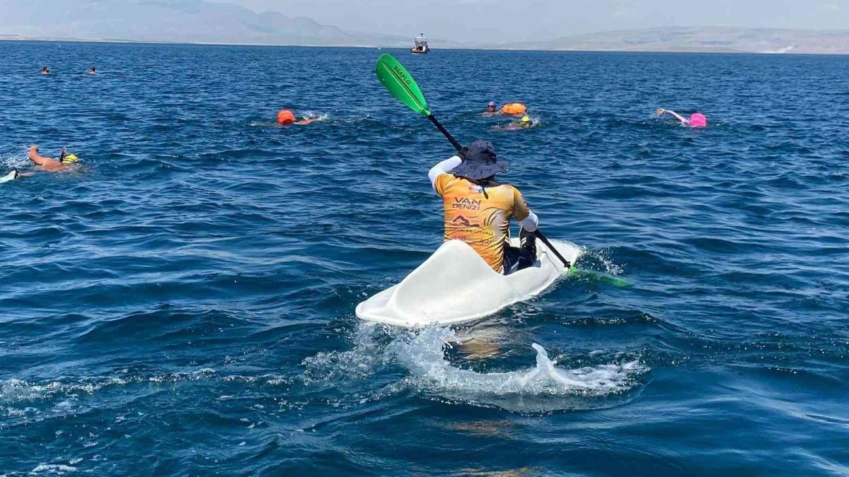 Van Gölü için Bitlis'e kadar yüzdüler