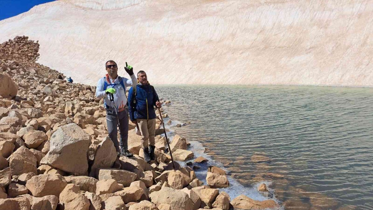 Van Gölü kirliliğine dikkat çekmek için Süphan Dağı'na tırmandılar
